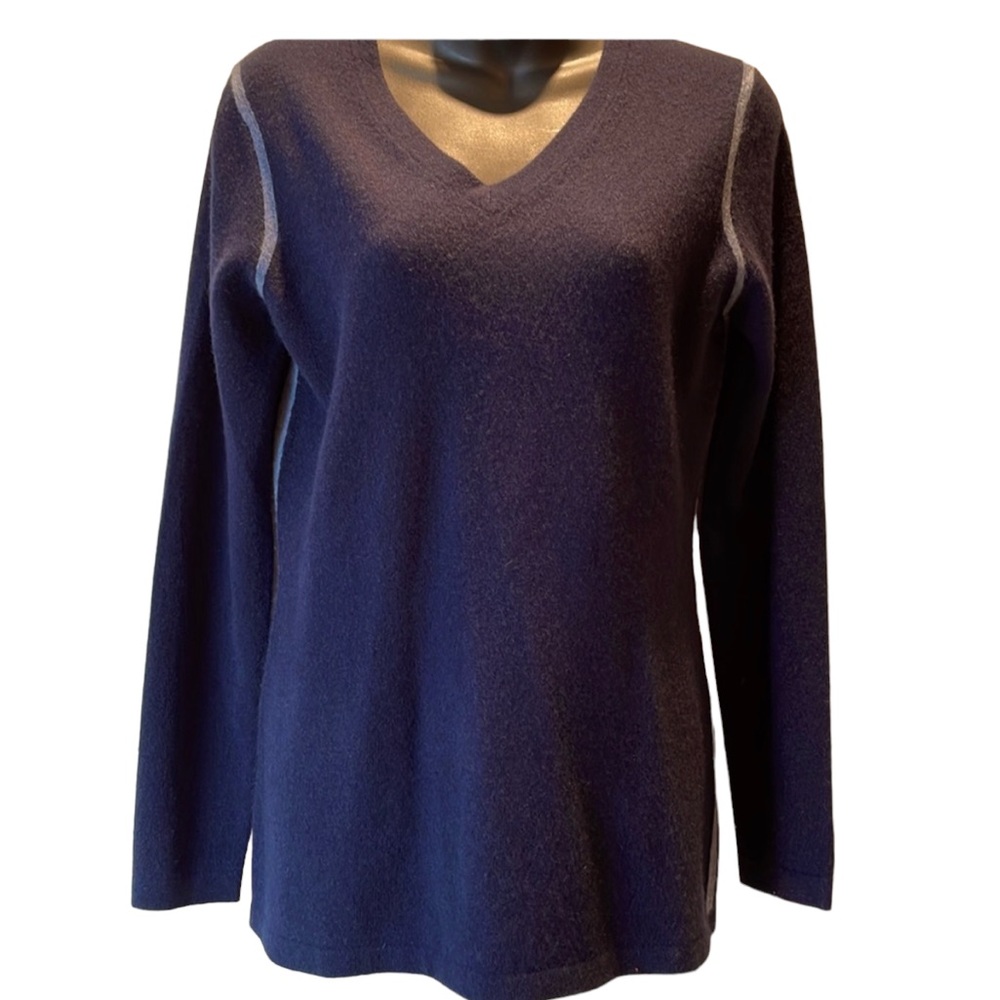 Quinn navy cashmere v-neck sweater Medium, NWT